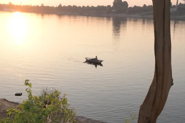 Goldene Sonnenuntergangsreflexionen auf einem ruhigen Fluss
