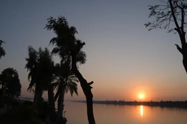 Goldene Sonnenuntergangsreflexionen auf einem ruhigen Fluss