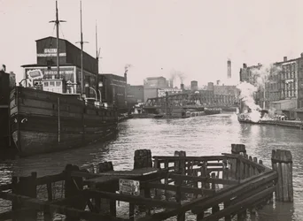 Ansicht der Rush St. Bridge und Kirks Seifenfabrik, 1894