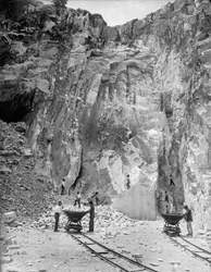 Ausgräber bei der Arbeit in einem Marmorsteinbruch in den Apuanischen Alpen, in der Toskana