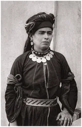 Kurdische Dame in ihrer besten Tracht, Irak, 1925