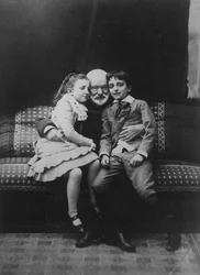 Victor Hugo (1802-85) und seine Enkel Georges und Jeanne, 1881