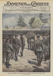 Vor seinen Soldaten, die extra aus den Schützengräben gekommen sind, wird General Tettoni vom Herzog von Aosta dekoriert