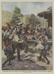Die große Hitze in New York zwingt die Menschen, in Brunnen zu baden und der Sonne zu entkommen