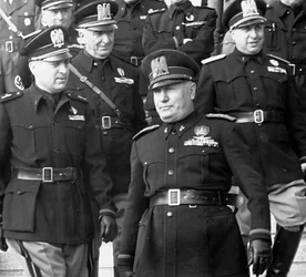 Mussolini bei einer Militärparade