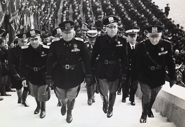 Mussolini bei einer Militärparade