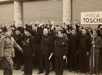 Die Bauarbeiter der Firma Mauro Toschi fu Ulisse grüßen den Duce Benito Mussolini während der Einweihung der Gebäude des Königlichen Flughafens „Fausto Pesci“ in Bologna, 24/10/1936
