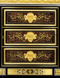 Detail eines späten Louis XVI ormolu-montierten Boulle-Marketerie-Seitenschranks