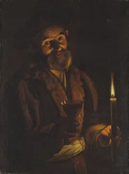 Alter Mann, der eine Kerze und ein Glas hält