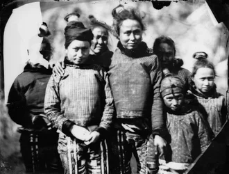 Gruppenporträt von Inuit-Mädchen und -Frauen