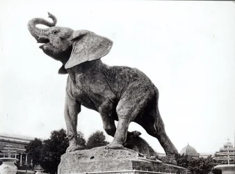 Junger Elefant in einer Falle (1878) von Emmanuel Fremiet (1824-1910) vor dem Trocadero-Palast, gebaut für die Weltausstellung (1878), Paris, 1888