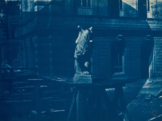 Skulptur eines Greifen auf einer Baustelle in Marseille