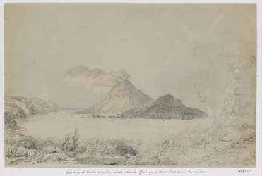 Ansicht von Lontar auf Banda Neira und rauchenden Gunungapi, Banda-Inseln, Zentral-Molukken