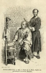 Ein wandernder Barbier bei der Arbeit, eine Bank und eine zylindrische Holzkiste mit Fächern und eine Schüssel bilden seine Reiseausrüstung. Gravur nach der Zeichnung von A. Marie, zur Illustration der Reise nach Peking und Nordchina, von T. Choutze, 1873,