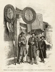 Drei Bestattungsarbeiter in Peking. Gravur nach einer Zeichnung von A. Marie, um die Reise nach Peking und Nordchina von T. Choutze in 1873 zu illustrieren, veröffentlicht in "Le tour du monde" 1876, herausgegeben von Edouard Charton, Hachette-Ausgabe, Par