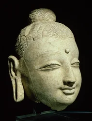 Kopf eines lächelnden Buddha, griechisch-buddhistischer Stil, aus Afghanistan, 1.-4. Jahrhundert