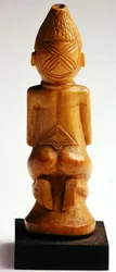 Kniende Frau, Kongo (Elfenbein)