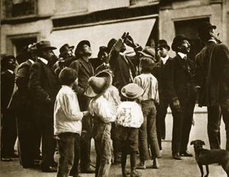 Eine Straßenmenge in Mexiko-Stadt beobachtet den Halleyschen Kometen, April 1910