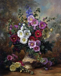Stockrosen in einer chinesischen Vase