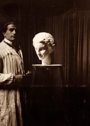 Der Bildhauer Mario Pelagatti in seinem Atelier, Florenz, 20/11/1920
