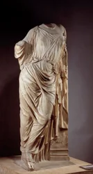 Aphrodite an der Säule. Marmorskulptur nach der Aphrodite des Alkamenes, eines griechischen Bildhauers des 5. Jahrhunderts v. Chr. Maße: 1,18 m. Paris, Musée du Louvre