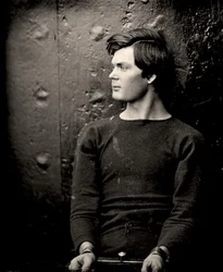 Lewis Powell in Handfesseln an Bord der USS Saugus, 1865
