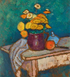 Stillleben mit Tuch, Blumen im Krug und Apfel