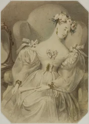 Frau im Abendkleid schläft im Sessel