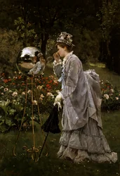 Im Park ca. 1875. Eine Frau in einem Bustle-Kleid betrachtet ihr Spiegelbild in einer Skulptur mit Spiegeleffekt.