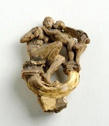 Maquette für einen Schlüsselbogen mit einem flüsternden Amor zu einem sitzenden Mädchen: drei Skizzen für die zentrale Gruppe