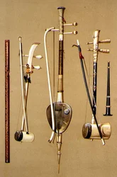 Ein Khlui, drei So Sam Sai mit Bögen und ein Pi, thailändische Instrumente aus 