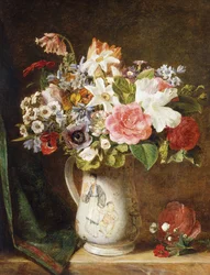 Rosen, Tulpen und andere Blumen in einem Porzellan-Krug auf einem drapierten Sims