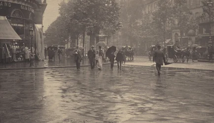 Ein regnerischer Tag auf dem Boulevard in Paris