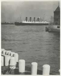 Auf großer Fahrt, die Mauretania, 1910, gedruckt 1918-32.