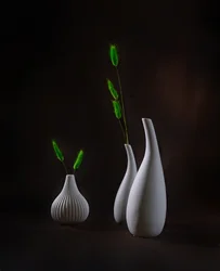 Elegante Vasen mit Grünpflanzen