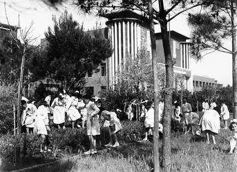 Villa Rosa Maltoni Mussolini: Schüler vor dem Institut bei der Arbeit im Gemüsegarten