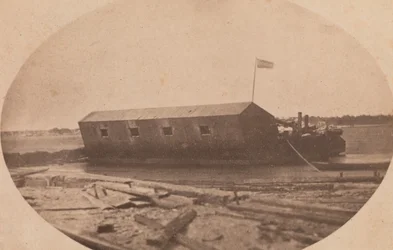 Hamiltons schwimmende Batterie, in der Nacht zuvor am Ende von Sullivan
