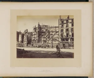 Die Rue Royale (Ecke Faubourg Saint-Honoré) am 24. Mai 1871 in Brand gesetzt
