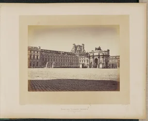 Der niedergebrannte Tuilerienpalast. Blick vom Place du Carrousel.