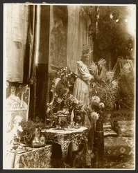 Eine Ecke von Muchas Studio mit Statuen, Drucken und Blumen, Rue du Val-de-Grâce, Paris