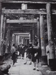 Ein Zugang zum Shinto-Tempel von Inari (s/w Foto)