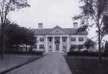 Charles A Platt: Villasera, Die Ostfassade