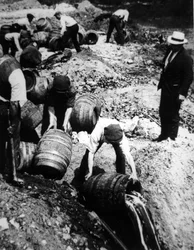 Ein US-Bundesagent überwacht die Zerstörung von Bierfässern während der amerikanischen Prohibitionszeit (1920-33)