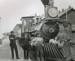 Ein Güterzug der Central Pacific Railway mit Besatzung in Mill City, Nevada