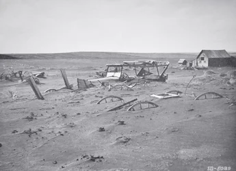 Auto und landwirtschaftliche Maschinen, die von Staub und Sand begraben wurden, Dallas, South Dakota