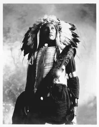 Eddie Plenty Holes, ein Sioux-Indianer, um 1900