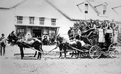 Voll beladene Postkutsche des Wilden Westens, ca. 1885