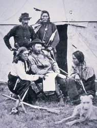 General George A. Custer (1839-76) mit seinen Indianerspähern während der Yellowstone-Expedition von 1873
