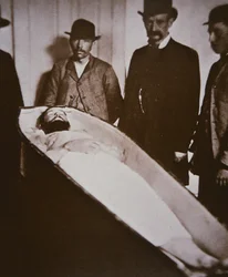 Jesse James in seinem Sarg nach seiner Erschießung im Jahr 1882