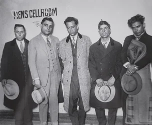 Joe Aiello (1891-1930) mit seinen Handlangern in Polizeigewahrsam